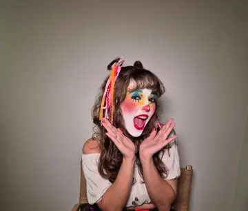 Maquiagem criativa artística e colorida feita pela Clara Maquia