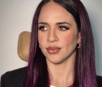 Maquiagem social para madrinha com pele blindada, feita pela Clara Maquia
